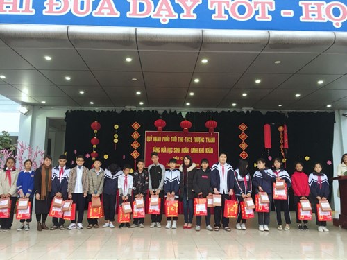 Trường THCS Thượng Thanh tặng quà Tết Nguyên đán 2020 cho học sinh có hoàn cảnh khó khăn
