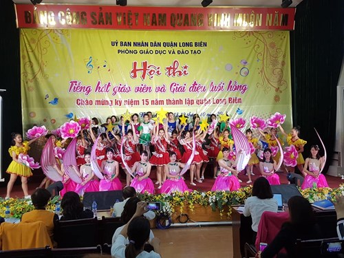 Trường THCS Thượng Thanh hân hoan dự thi “Tiếng hát giáo viên và giai điệu tuổi hồng” cấp Quận
