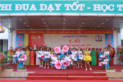 Trường THCS Thượng Thanh tổ chức Lễ khai giảng năm học 2018-2019 và đón Bằng khen của UBND Thành phố Hà Nội