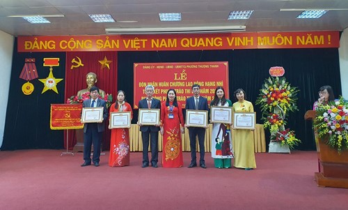 Chi bộ Trường THCS Thượng Thanh vinh dự nhận giấy khen  Chi bộ hoàn thành xuất sắc nhiệm vụ năm 2020      