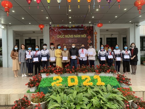 Ngân hàng Vietcombank đồng hành cùng Trường THCS Thượng Thanh trao tặng quà tết cho các học sinh thuộc diện hộ cận nghèo và hoàn cảnh khó khăn dịp Tết Tân Sủu 2021