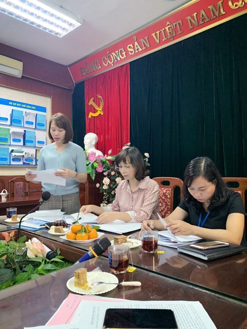 Chi bộ trường THCS Thượng Thanh tổ chức họp kiểm điểm đáng viên cuối năm