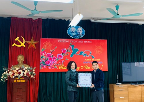 Đại diện trường dạy nghề Long Biên trao tặng 200 khẩu trang vải dành cho GV nhà trường THCS Việt Hưng phòng chống dịch virus Corona
