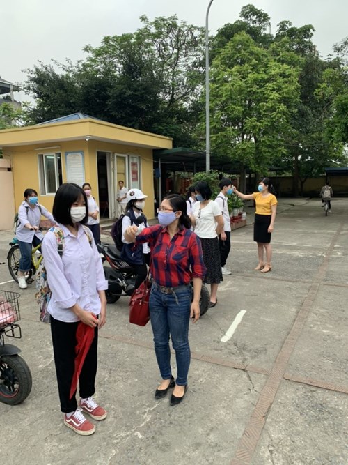 Học sinh trường THCS Việt Hưng trở lại sau thời gian dài nghỉ vì dịch Covid-19