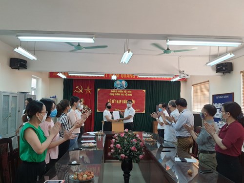 Chi bộ trường THCS Việt Hưng tổ chức Lễ kết nạp Đảng viên mới