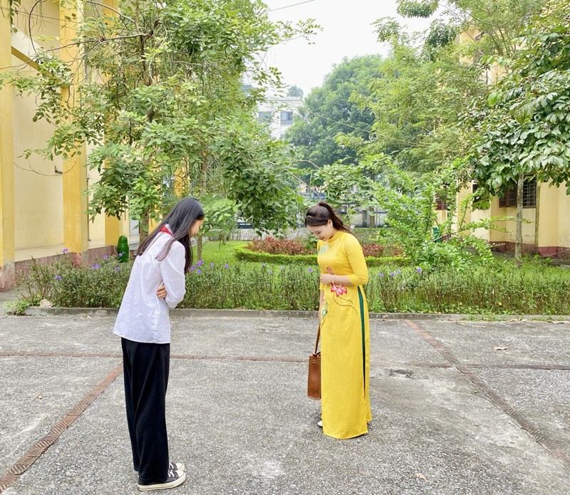 Giáo viên, học sinh trường THCS Việt Hưng thực hiện văn hóa học đường bắt đầu từ việc khoanh tay - mỉm cười - cúi chào