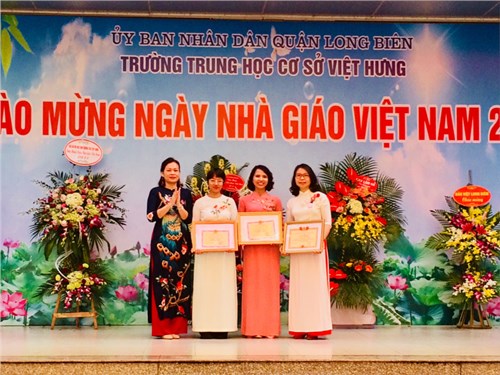 Sáng ngày 20-11, trường THCS Việt Hưng long trọng tổ chức kỷ niệm 36 năm ngày Nhà giáo Việt Nam 20-11.
