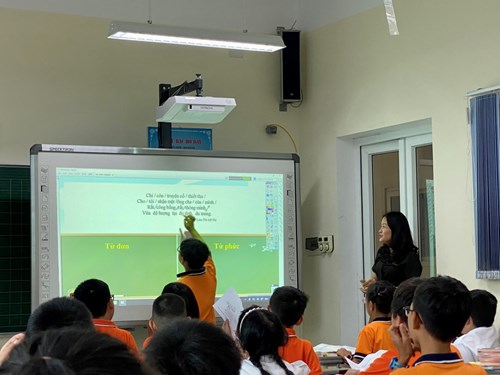Ứng dụng bảng tương tác thông minh trong dạy học môn Tiếng Việt lớp 4