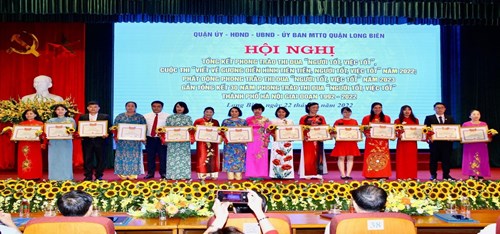 Chi đoàn trường Tiểu học Đoàn Kết nhận giấy khen “Gương điển hình tiên tiến tiêu biểu” của Chủ tịch Uỷ ban Nhân dân quận Long Biên 
