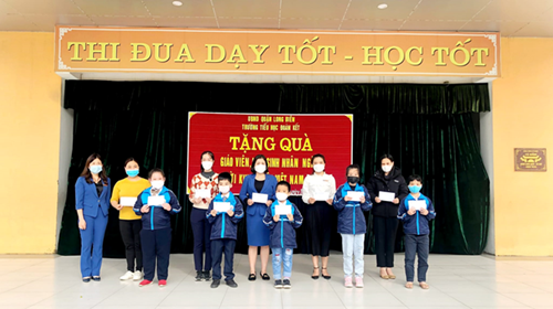 Tặng quà học sinh, giáo viên nhân ngày khuyết tật Việt Nam