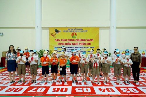 Liên đội trường Tiểu học Đoàn kết tổ chức sân chơi Rung chuông vàng, công diễn Nghi thức Đội với chủ đề “Mừng sinh nhật Bác -  Tự hào truyền thông Đội”