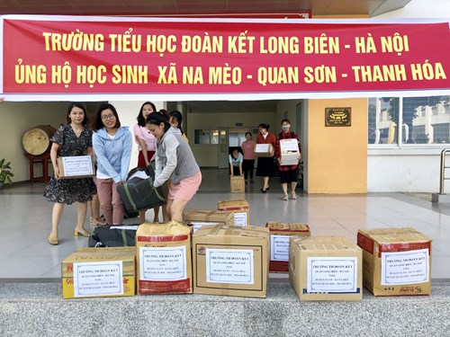 Công đoàn trường Tiểu học Đoàn Kết chia sẻ khó khăn với trẻ em xã Na Mèo, huyện Quan Sơn, tỉnh Thanh Hóa