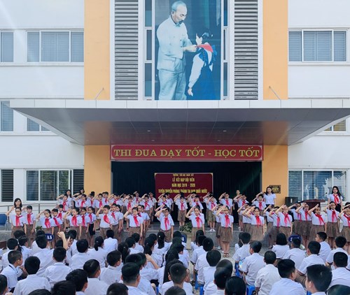 Liên đội trường Tiểu học Đoàn Kết tổ chức Lễ kết nạp Đội đợt 2 - năm học 2019 - 2020