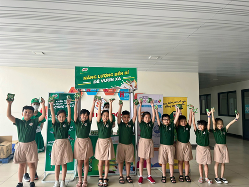 Học sinh DKPS hào hứng nhận món quà ý nghĩa từ công ty Nestle Việt Nam