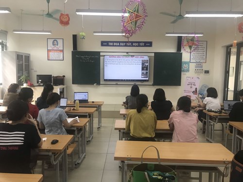 Cán bộ, giáo viên trường Tiểu học Đoàn Khuê tham dự lớp tập huấn sử dụng tài liệu Điện tử về Giáo dục An toàn Giao thông cấp tiểu học.