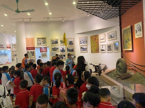 Hoạt động trải nghiệm đợt 1 tại Viện Bảo tàng Phòng không - Không quân và tham gia các hoạt động hướng nghiệp tại Kiz Citi của học sinh tiểu học Đô thị Sài Đồng năm học 2022 - 2023