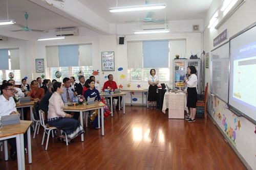 Đoàn cán bộ, giảng viên Trường Chính trị - Hành chính Thủ đô Viêng Chăn thăm và nghiên cứu thực tế tại Trường Tiểu học đô thị Sài Đồng