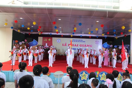 Thầy- trò trường Tiểu học Đô thị Sài Đồng hân hoan chào mừng năm học mới  với tinh thần  Đoàn kết, nỗ lực vượt khó khăn, đổi mới sáng tạo 
