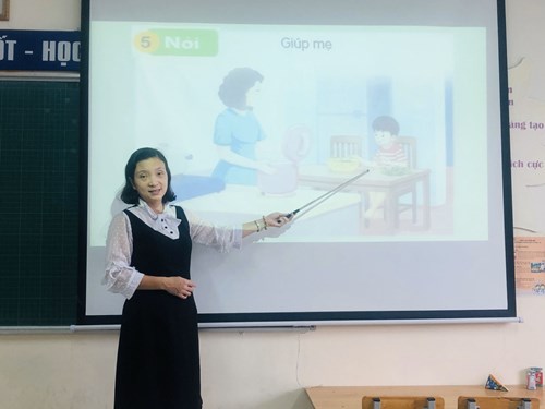Giáo viên khối 1 trường Tiểu học Đô thị Sài Đồng  tổ chức sinh hoạt chuyên đề môn Tiếng Việt