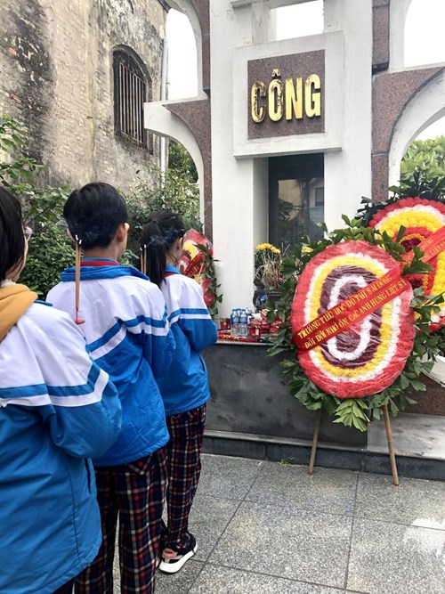 Chăm sóc và đặt hoa tại Đài tưởng niệm phường Sài Đồng  nhân kỉ niệm 76 năm Ngày thành lập QĐND Việt Nam  và 31 năm ngày hội Quốc phòng toàn dân