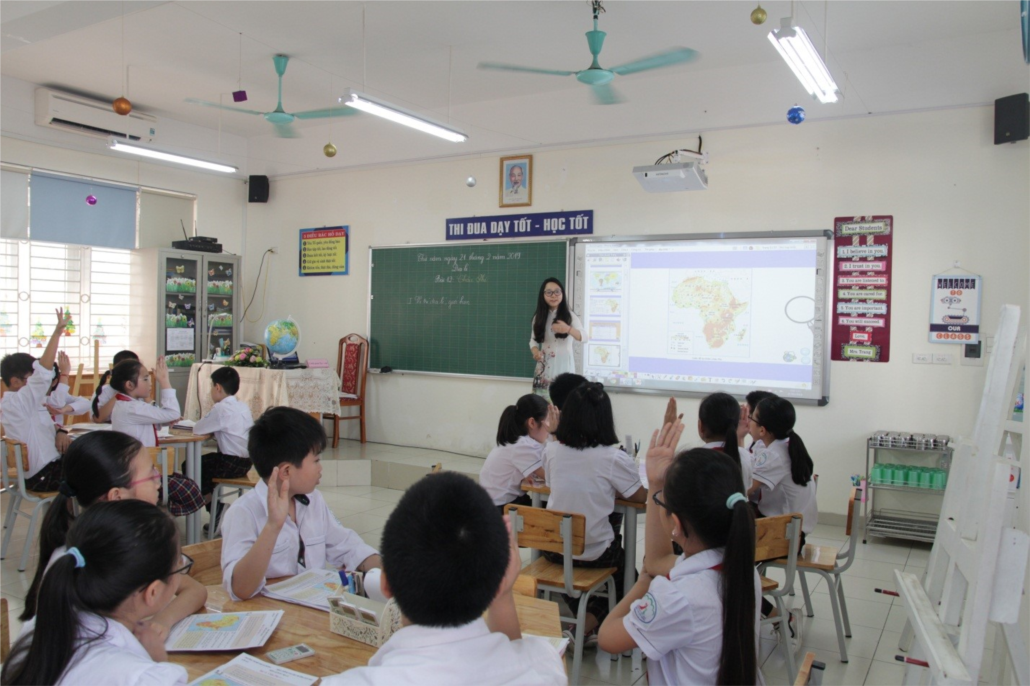 Học sinh hào hứng khám phá kiến thức mới cùng cô Thu Phương