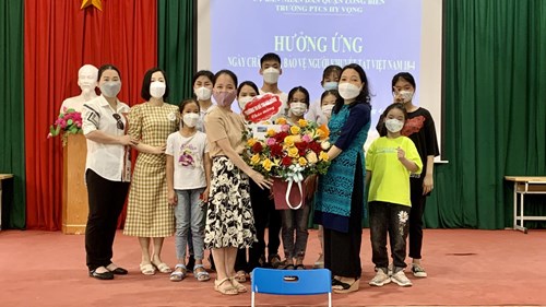 Giao lưu và tặng quà các bạn học sinh trường PTCS Hy Vọng  nhân Ngày Người khuyết tật Việt Nam 18/04