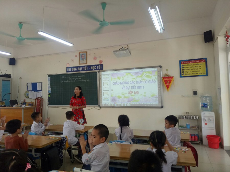 Hình ảnh : Cô giáo Thùy Trang trong tiết Hoạt động tập thể
