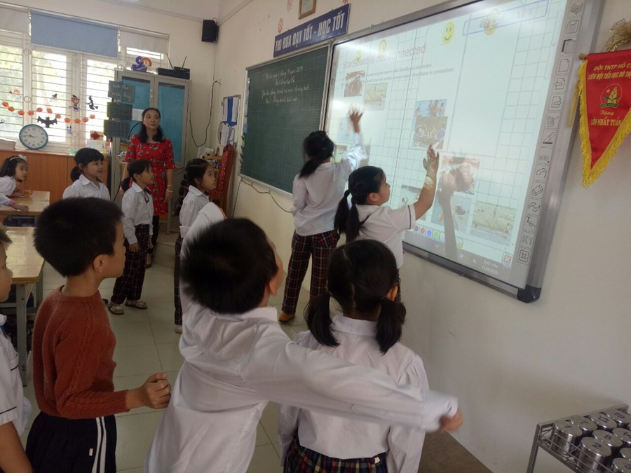 Hình ảnh : Cô giáo Thùy Trang trong tiết dạy