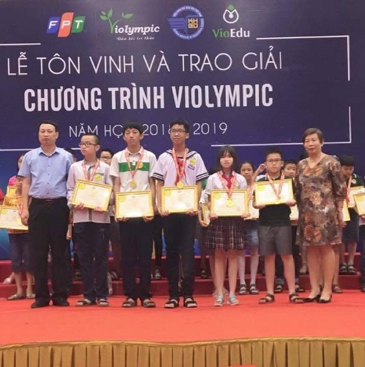 Phương Thùy Trang nhận giải thưởng 