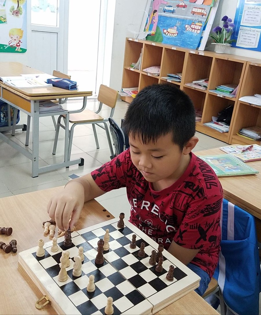 Khánh Tùng đang tập luyện môn cờ vua để tham gia Hội khỏe Phù Đổng cấp Quận