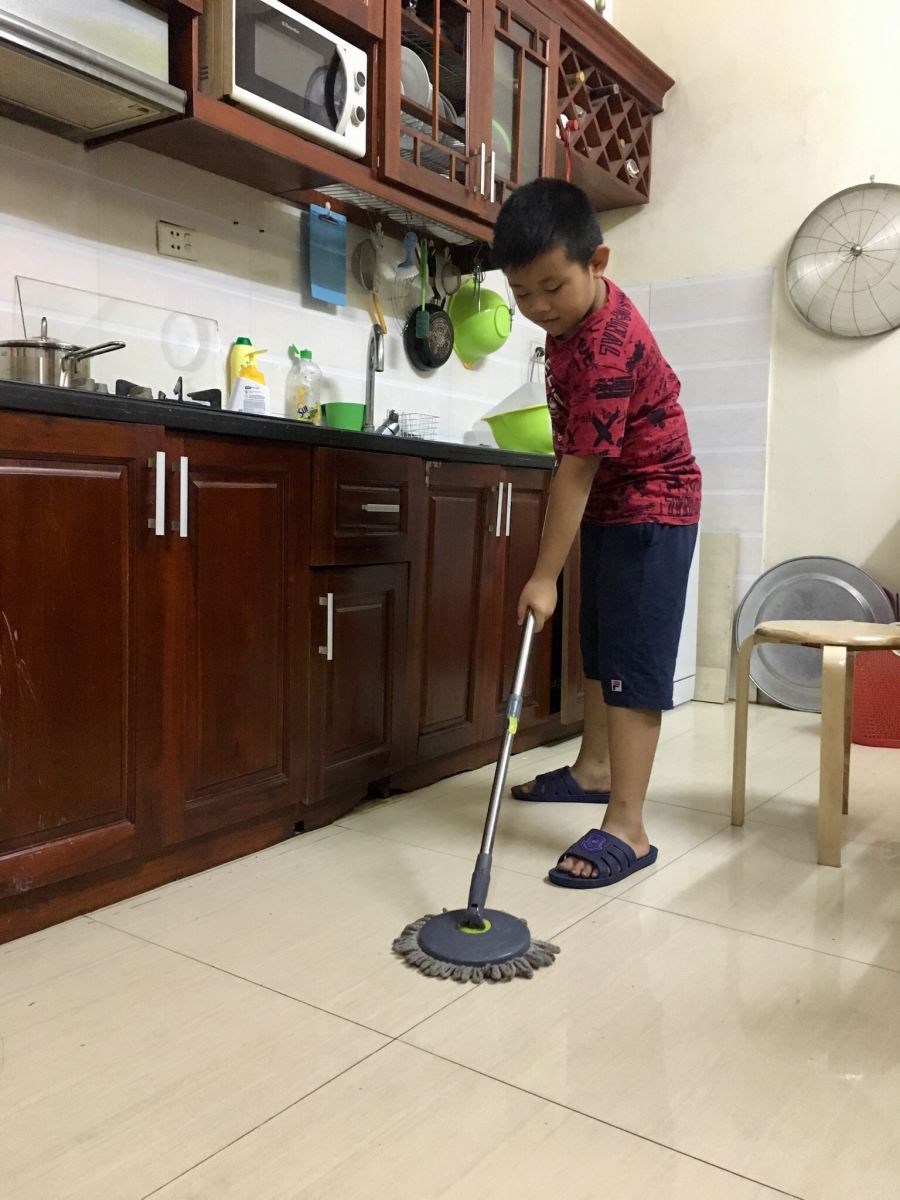 Khánh Tùng chăm chỉ giúp mẹ việc nhà