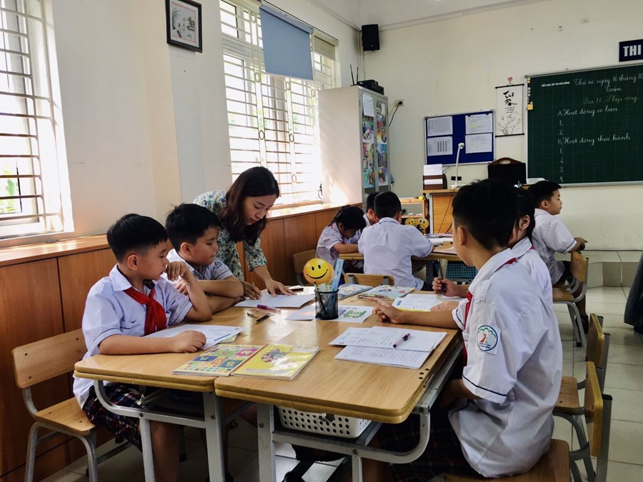 Cô giáo Huyền Trang - GVCN lớp 4A1 đang hướng dẫn học sinh trong tiết Toán - Bài 17: Phép cộng. Phép trừ
