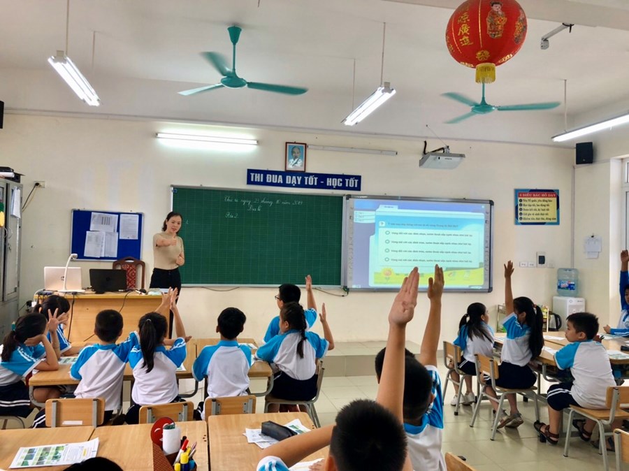 Các bạn học sinh hăng hái phát biểu trong tiết thi GVG môn Địa lý của cô giáo Nguyễn Thị Nga