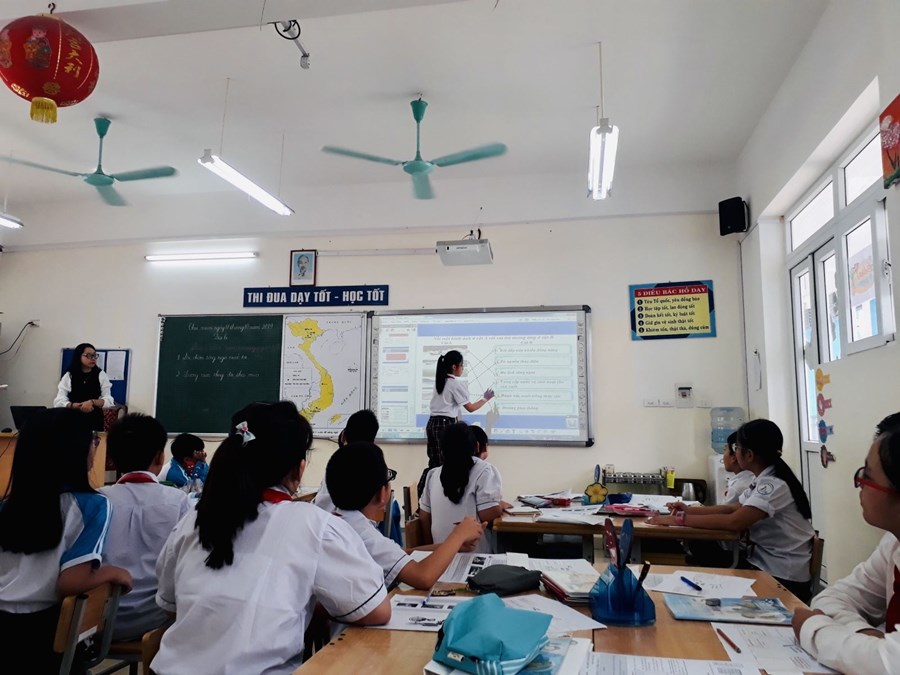 Học sinh lớp 5A2 thao tác trên bảng tương tác trong giờ học Địa lí của cô giáo Thu Phương - GVCN 5A2