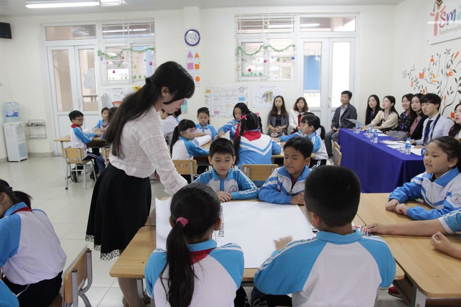 Hình ảnh : Cô giáo Ánh Diệp trong giờ dạy GVG Tiếng Anh