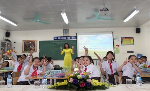 Hình ảnh : Cô giáo Thu An trong giờ dạy 