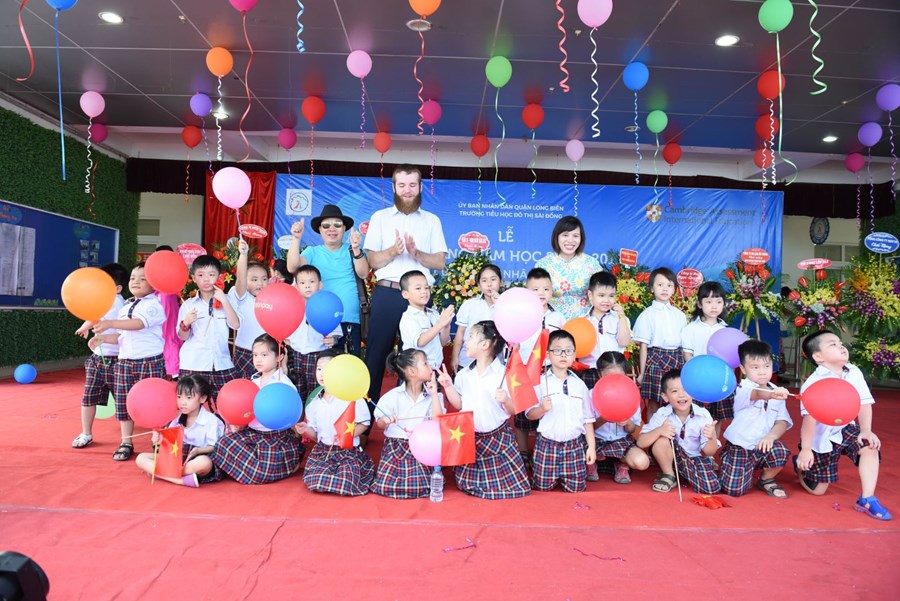 Cô giáo Lê Thị Thu Nết và các bạn học sinh lớp 1A4 nhân ngày Khai giảng năm học 2018- 2019