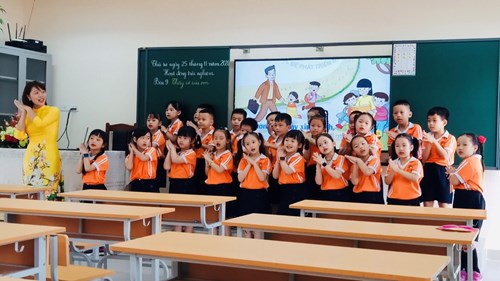 Trường Tiểu học Đô Thị Việt Hưng xây dựng chuyên đề cấp Quận  Hoạt động trải nghiệm lớp 1 bài “ Thầy cô của em” – Bộ sách Cánh Diều