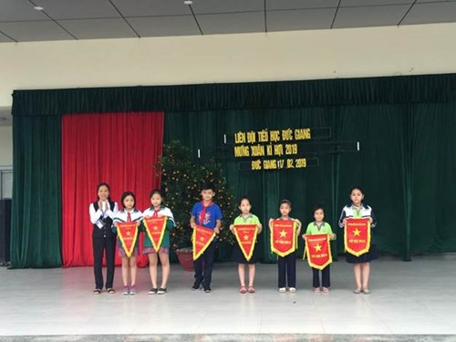 Trường tiểu học Đức Giang sinh hoạt dưới cờ tuần 23