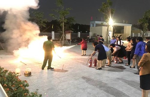 Trường Tiểu học Đức Giang tổ chức tập huấn nghiệp vụ phòng cháy chữa cháy năm 2018