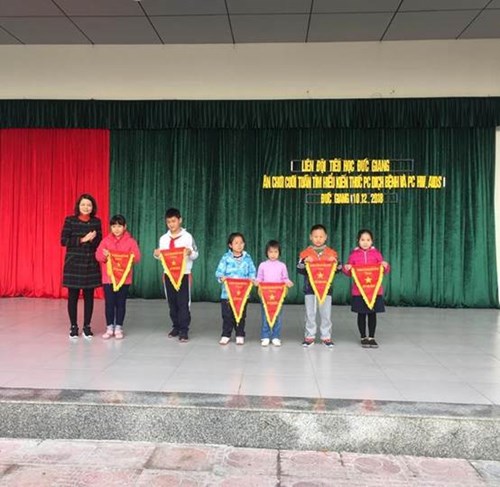 Trường tiểu học Đức Giang sinh hoạt dưới cờ Tuần 15