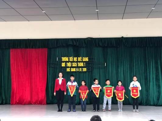 Trường tiểu học Đức Giang sin hoạt dưới cờ Tuần 20