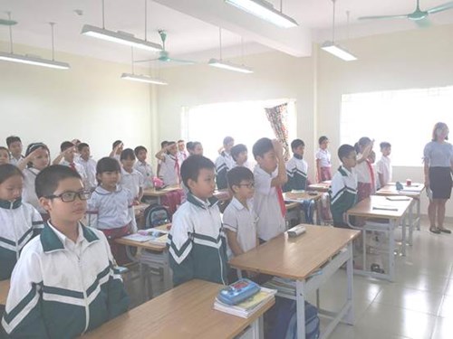 Trường tiểu học Đức Giang sinh hoạt dưới cờ tuần 11
