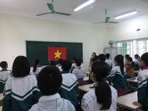 Trường tiểu học Đức Giang sinh hoạt dưới cờ tuần 9