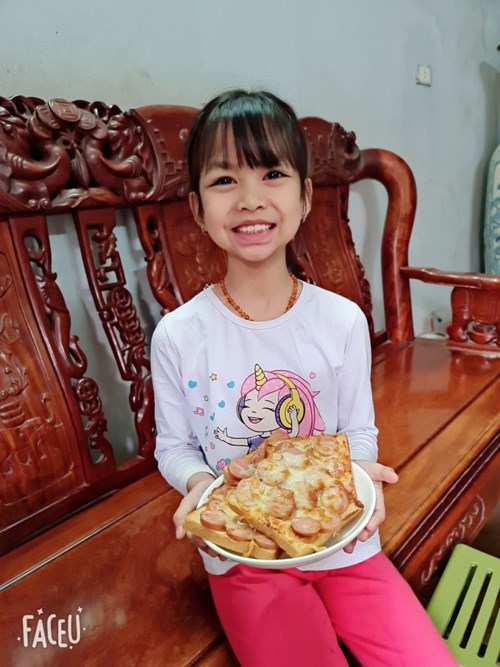 Bạn Trần Ngọc Minh Phương với món ăn Pizza bánh gối. Một món ăn vừa lạ vừa quen của các bạn nhỏ phải không nào?