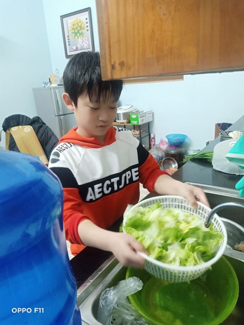 Bạn Quang Vinh rất vui khi được tham gia cuộc thi Đầu bếp nhí của lớp 3A1