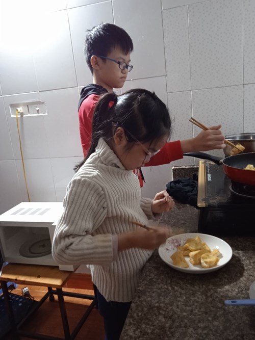 Bạn Nguyễn Linh Anh cùng anh trai vào bếp nấu ăn thật vui vẻ và hòa thuận