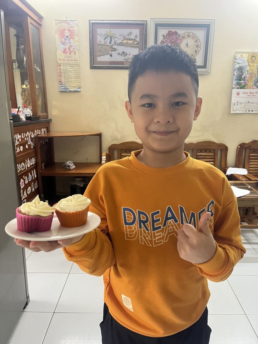 Bạn Nguyễn Minh Khôi - lớp 3A1 tham gia cuộc thi Đầu bếp nhí với món bánh Cupcake siêu ngon của mình.