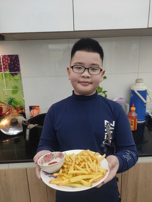 Bạn Nguyễn Bá Hoàng Minh tham gia cuộc thi Đầu bếp nhí 3A1 với món khoai tây chiên.