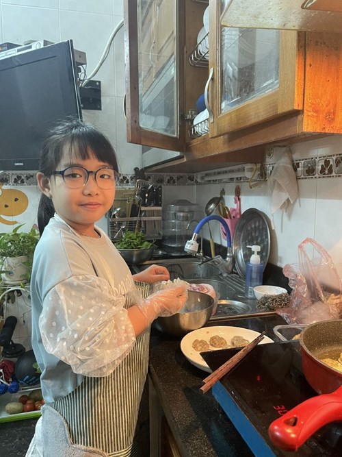 Bạn Nguyễn Hương Giang tham gia cuộc thi  Đầu bếp nhí  với món Chả cá ngon tuyệt cú mèo của mình.